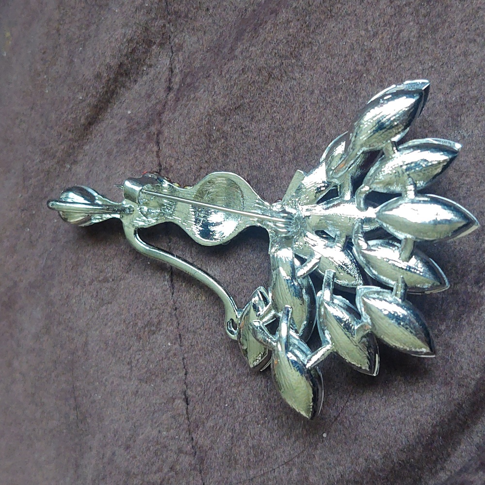 Elegant Red and Silver Brooch - Picture 2 of 3